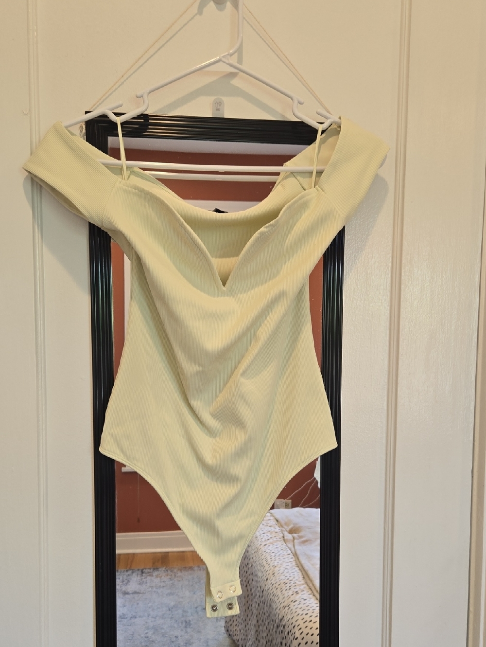 Express Off-Shoulder Ribbed Bodysuit - Pale Green